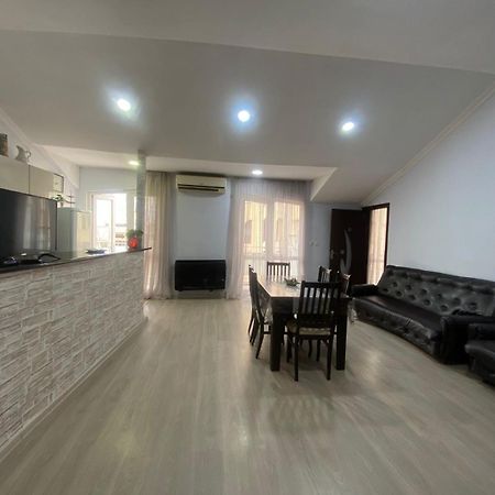 Apartment On Luka Asatiani 2 บาทูมิ ภายนอก รูปภาพ