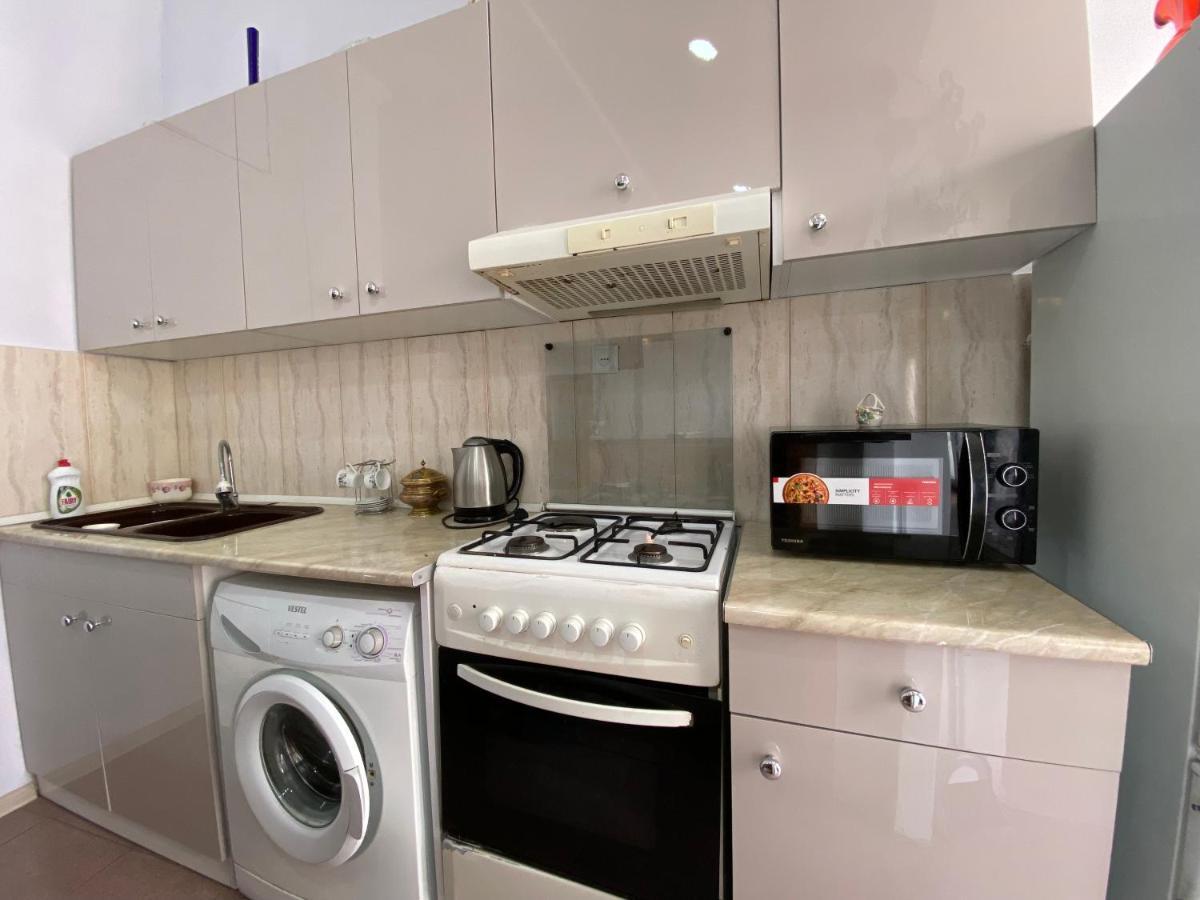 Apartment On Luka Asatiani 2 บาทูมิ ภายนอก รูปภาพ